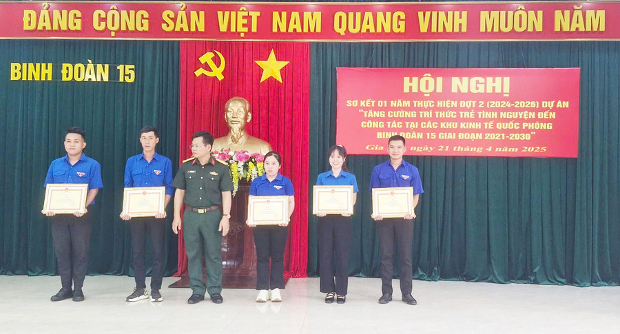 Lãnh đạo Binh đoàn 15 tặng giấy khen cho các trí thức trẻ tình nguyện có thành tích xuất sắc. Ảnh: V.H lanh-dao-binh-doan-15-tang-giay-khen-cho-cac-tri-thuc-tre-tinh-nguyen-co-thanh-tich-xuat-sac.jpg