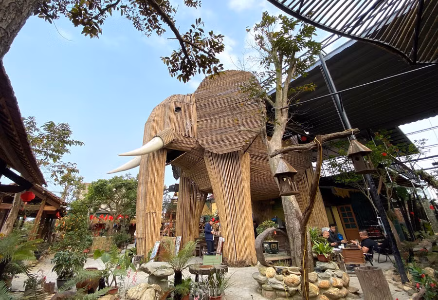 Mỗi chi tiết của voi đều được anh Nam thiết kế tỉ mỉ, từ đôi tai rộng vẫy gió đến chiếc vòi dài uốn cong mềm mại.