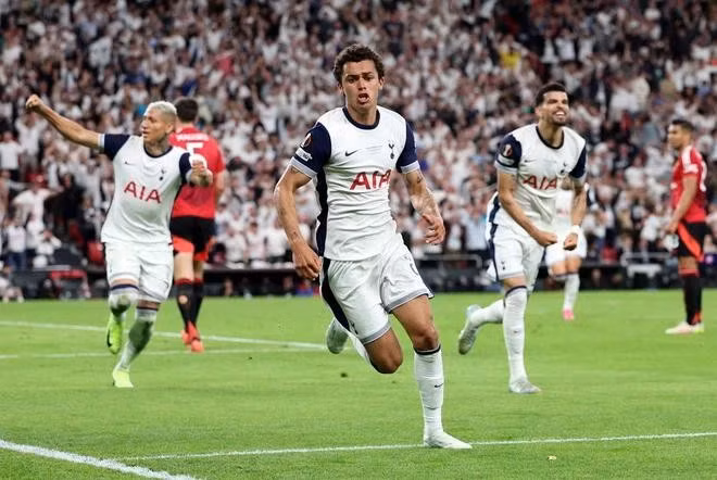 Brennan Johnson giúp Tottenham dẫn trước M.U sau pha chạm bóng tinh tế