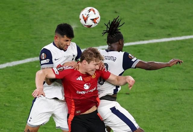 M.U (áo đỏ) và Tottenham đều dồn mọi sức lực cho đấu trường Europa League M.U (áo đỏ) và Tottenham đều dồn mọi sức lực cho đấu trường Europa League