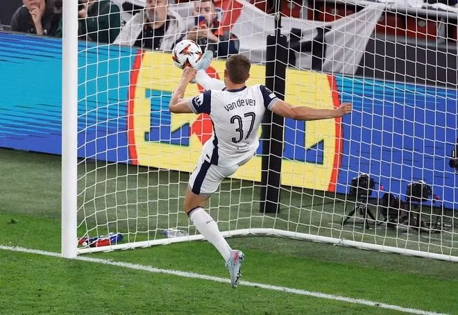 Micky van de Ven ngăn cản cơ hội tốt nhất trong hiệp 2 của M.U