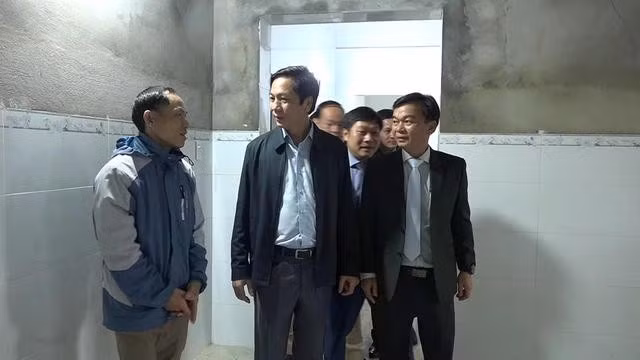 Đến ngày khánh thành, anh Nguyễn Văn Vỹ (trái), người đàn ông tật nguyền 42 tuổi sống ở thôn Diên Khánh ở xã Hải Dương, H.Hải Lăng mới tin là mình đã có ngôi nhà mơ ước