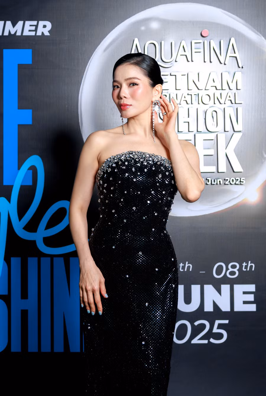 Ca sĩ Lệ Quyên xuất hiện nổi bật trên thảm đỏ với thiết kế đầm dạ hội cúp ngực màu đen lấp lánh. Tại sự kiện, khoảnh khắc cô dõi theo Lâm Bảo Châu trình diễn gây sốt mạng xã hội