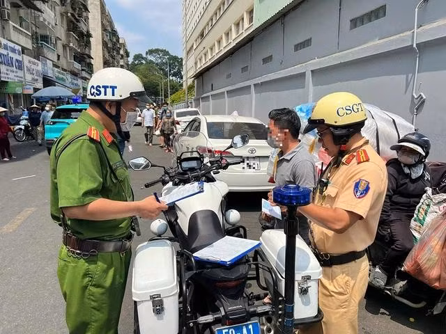 Khi lực lượng chức năng xử lý tài xế ô tô vi phạm dừng đỗ trên đường Mạc Thiên Tích thì nhóm giữ xe cũng mất dạng