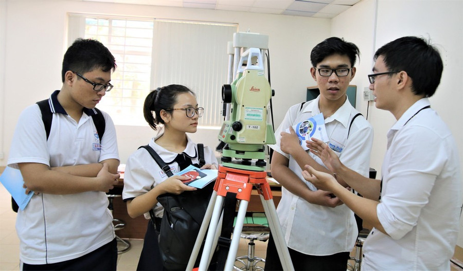 Học sinh tìm hiểu ngành nghề đào tạo tại Trường Đại học Quốc tế (Đại học Quốc gia TPHCM) Học sinh tìm hiểu ngành nghề đào tạo tại Trường Đại học Quốc tế (Đại học Quốc gia TPHCM)