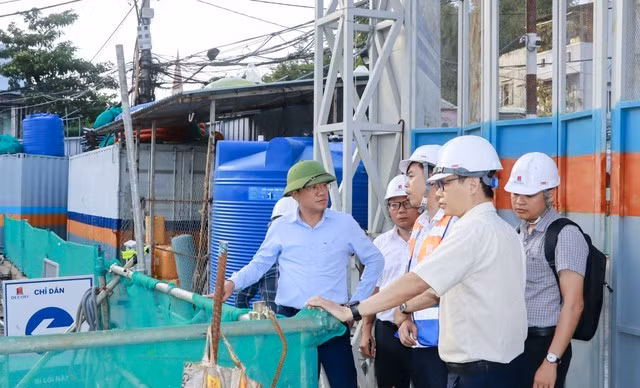 Ông Phạm Anh Tuấn, Chủ tịch UBND tỉnh Bình Định (bên trái) kiểm tra dự án nhà ở xã hội