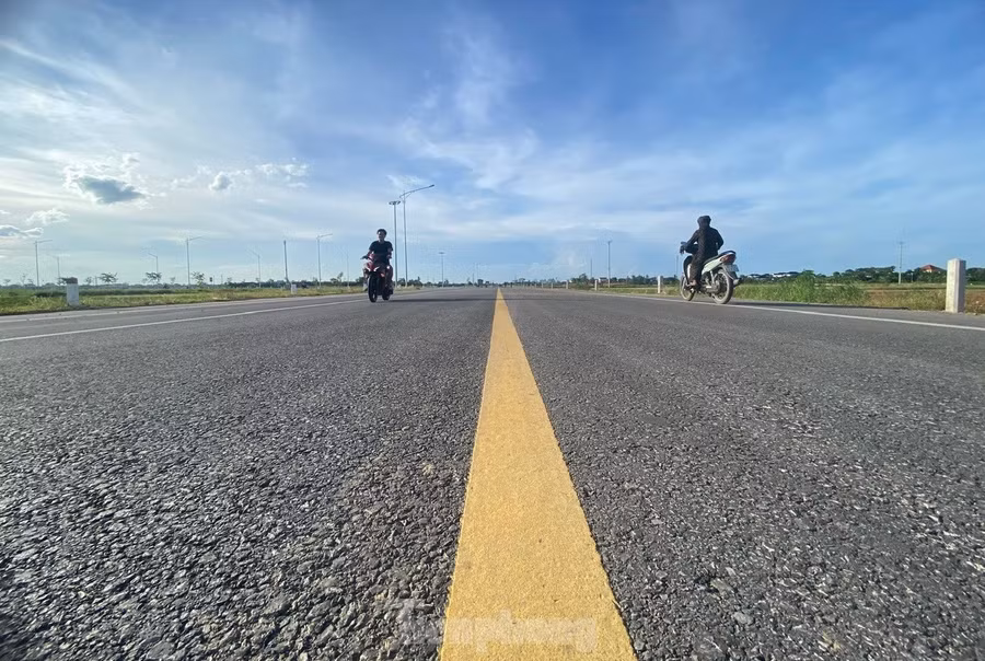 Cụ thể, đối với phần tuyến, Sở GTVT Nghệ An sẽ thi công nền đường xong trước ngày 30/4/2025. Thi công móng, mặt đường xong trước ngày 30/6/2025; hoàn thành bàn giao dự án trước tháng 9/2025.