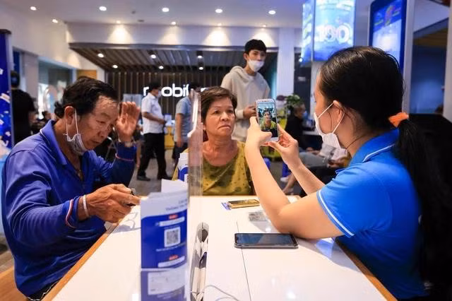 Người dân đi cập nhật thông tin chính chủ tại nhà mạng để tránh bị khóa, thu hồi số điện thoại