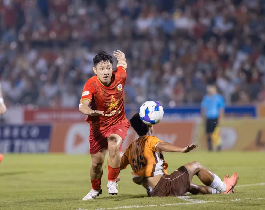 Đức Tiến (đỏ) nổi bật với đường kiến tạo rất hay để Viktor Lê ghi bàn