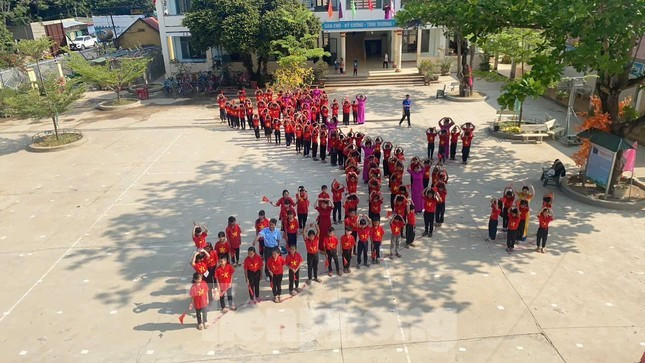Đoàn các xã, thị trấn phối hợp cùng các ban, ngành đoàn thể tại địa phương tổ chức cắm cờ theo tuyến đường cờ chính; Tổ chức 2 giải bóng đá, 2 buổi sinh hoạt văn nghệ; thăm, tặng quà 8 hộ gia đình có công với cách mạng. Đoàn các xã, thị trấn phối hợp cùng các ban, ngành đoàn thể tại địa phương tổ chức cắm cờ theo tuyến đường cờ chính; Tổ chức 2 giải bóng đá, 2 buổi sinh hoạt văn nghệ; thăm, tặng quà 8 hộ gia đình có công với cách mạng.
