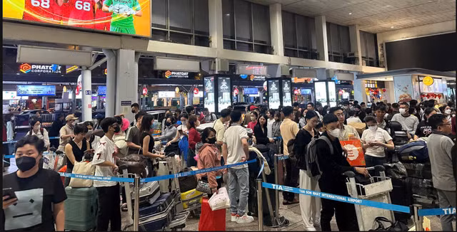 Khách về quê ở sân bay Tân Sơn Nhất ngày 26-1