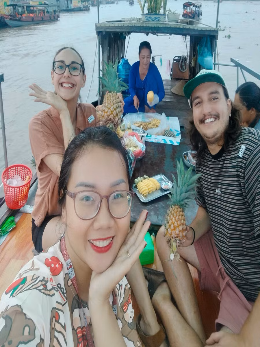 Chị Nguyễn Duy Kim Thanh - hướng dẫn viên du lịch ở chợ nổi Cái Răng - cho biết, trong những ngày gần tết ghe thuyền tấp nập trao đổi mua bán nhộn nhịp làm không khí sôi nổi, những hàng ghe bông cũng tập trung về nên chợ nổi thêm màu sắc rực rỡ.