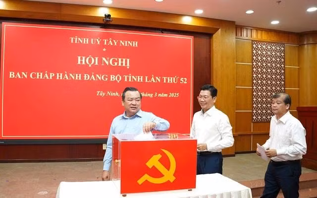 Thường trực Tỉnh ủy và các ủy viên Ban Chấp hành đảng bộ tỉnh bỏ phiếu bầu Bí thư Tỉnh ủy Tây Ninh nhiệm kỳ 2020 - 2025