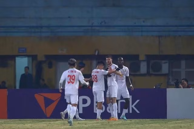 Geovane (thứ 2 từ phải sang) gỡ hòa cho CLB Hà Tĩnh