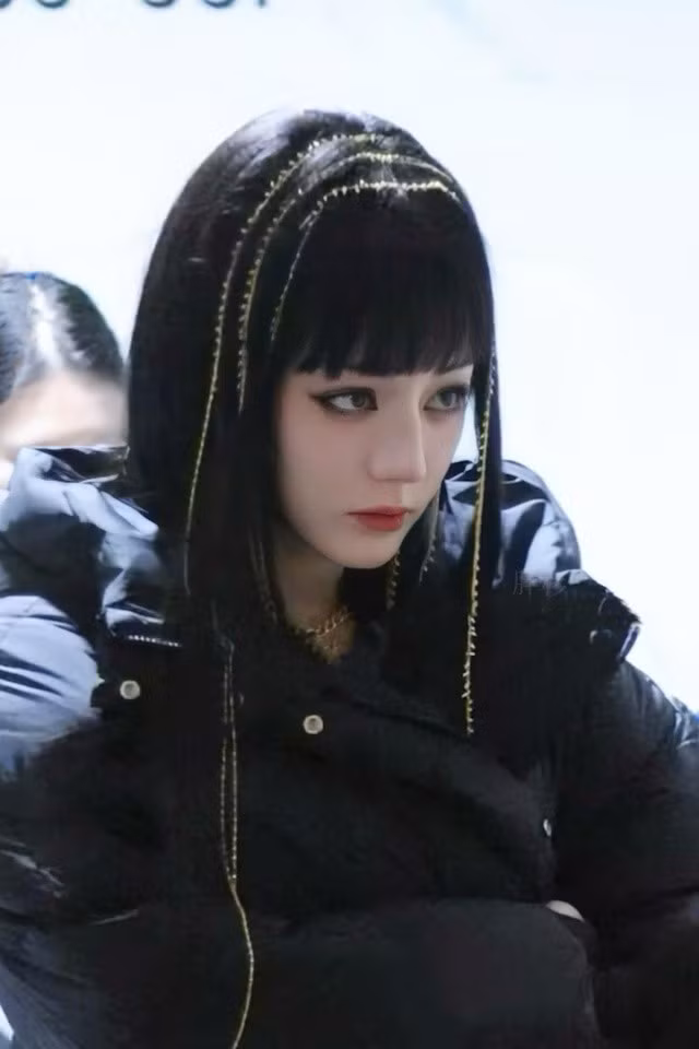 Nữ diễn viên tỏa sáng với nhiều kiểu tạo hình khi đi quay chương trình mới