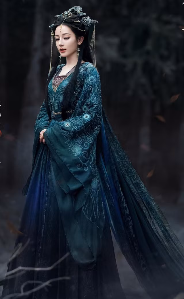 Địch Lệ Nhiệt Ba trong Mộ Tư Từ. Không ít fan lo lắng bộ phim có hiệu quả phát sóng kém sẽ tác động lớn đến khả năng nhận dự án tốt của nữ diễn viên sau này