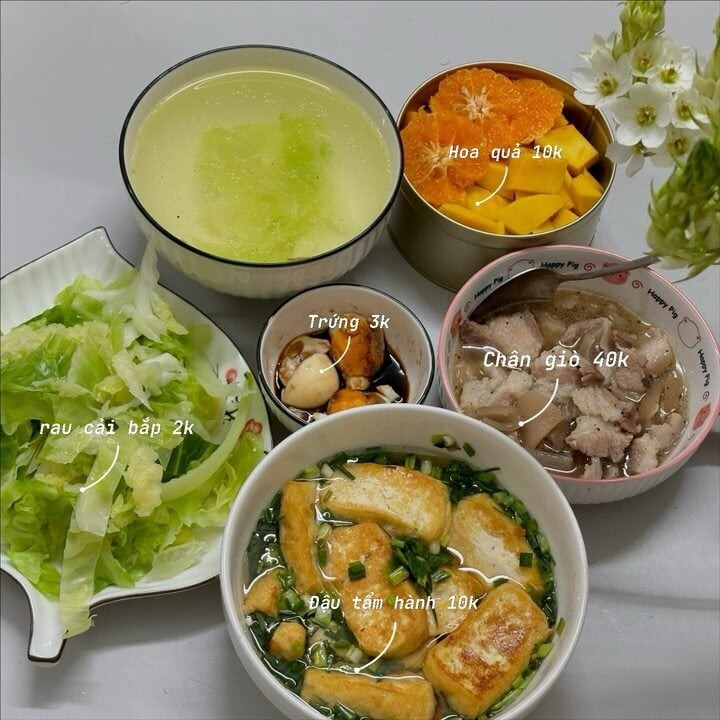 Mâm cơm gồm các món rau cải luộc, đậu tẩm hành, chân giò kho tiêu, trứng luộc. Mâm cơm gồm các món rau cải luộc, đậu tẩm hành, chân giò kho tiêu, trứng luộc.