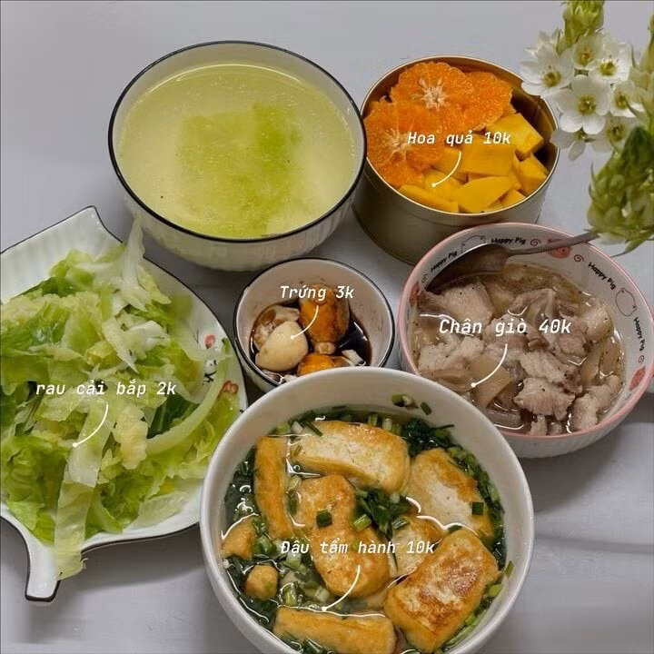 Mâm cơm gồm các món rau cải luộc, đậu tẩm hành, chân giò kho tiêu, trứng luộc.