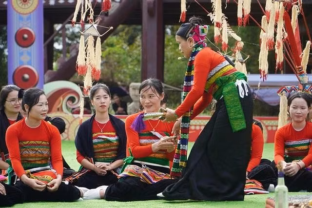 Sau phần cúng tế, ông mo, bà tày sẽ phát lộc là những chiếc bánh truyền thống cho dân làng