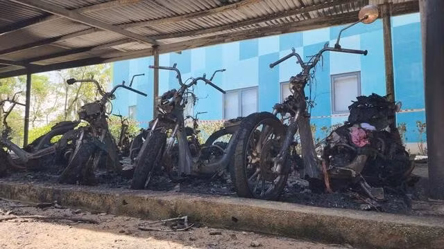 Hàng loạt chiếc xe máy bị lửa thiêu rụi