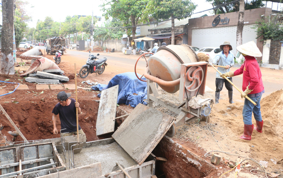 Giá vật liệu tăng cao và khan hiếm đã gây áp lực không nhỏ cho các đơn vị thi công. Ảnh: Q.T gia-vat-lieu-tang-cao-va-khan-hiem-da-gay-ap-luc-khong-nho-cho-cac-don-vi-thi-cong.jpg