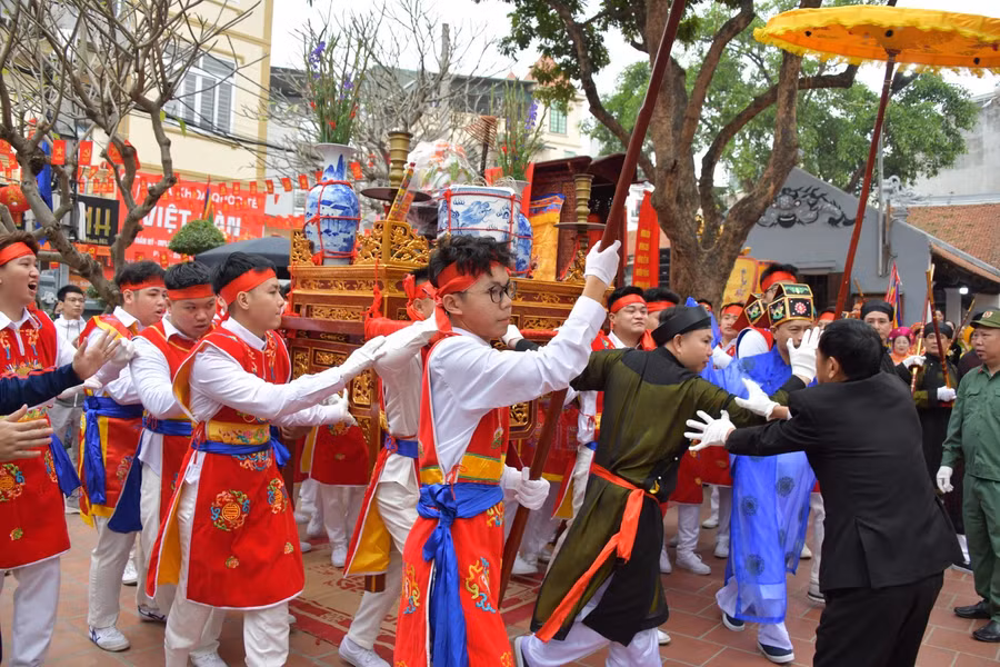 Kiệu hương án được đai nịt chắc chắn, đang trong tư thế bay ở ngày chính hội