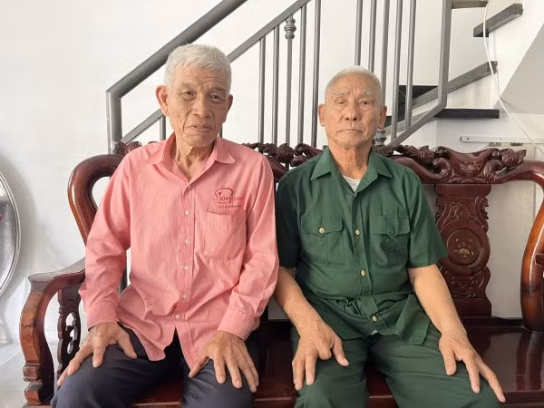 Ông Nguyễn Công Đường (bên phải) và ông Nguyễn Minh Hùng là hai người chiến đấu ở hai chiến trường Tây Nguyên và Tây Nam, nay gặp nhau ở thành phố mang tên Bác.