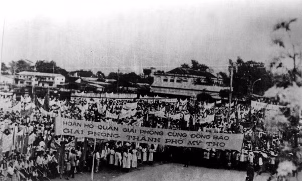 Nhân dân tham gia mít tinh mừng giải phóng Mỹ Tho. (Ảnh tư liệu)