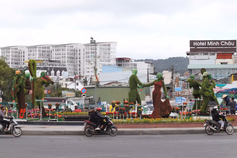 Hầu hết các tiểu cảnh trong thành phố Đà Lạt đã gần hoàn thiện cho Festival hoa.