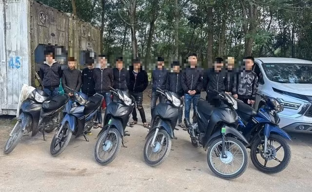 Nhóm thanh thiếu niên gây náo loạn đường phố khi đón bạn ra tù