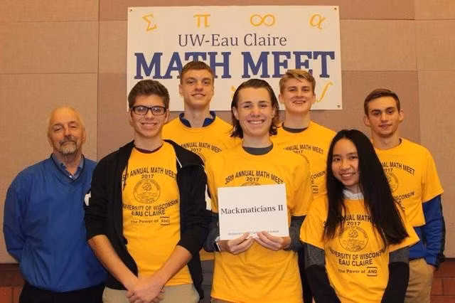 Trần Thị Kim Khuyên và đội thi toán tại Wisconsin (Mỹ) vào năm 2017