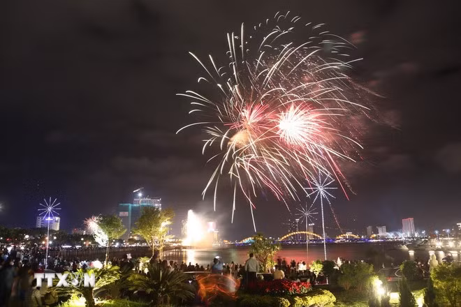 Đà Nẵng bắn pháo hoa đón Tết Nguyên đán Giáp Thìn 2024. (Ảnh: Trần Lê Lâm/TTXVN)
