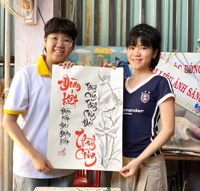 em-huynh-anh-thu-va-ngo-tu-vi-cung-hoan-thanh-buc-thu-hoa-thuy-mac.jpg