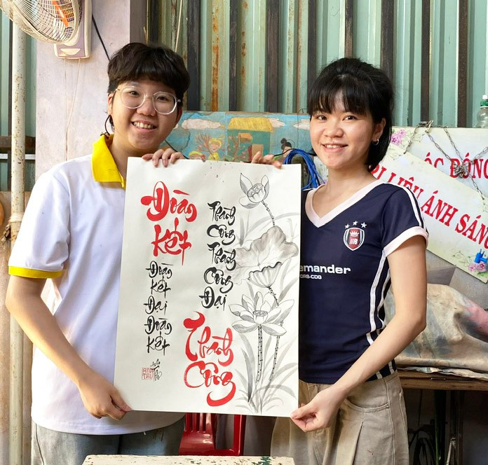 Em Huỳnh Anh Thư (bìa trái) và Ngô Từ Vi cùng hoàn thành bức thư hoạ thuỷ mặc. Ảnh: S.C em-huynh-anh-thu-va-ngo-tu-vi-cung-hoan-thanh-buc-thu-hoa-thuy-mac.jpg