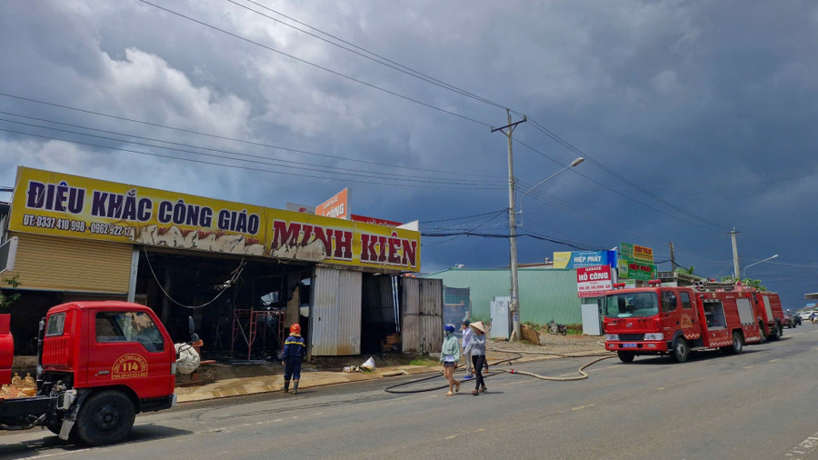 Xe chữa cháy được điều đến hiện trường tham gia chữa cháy Xe chữa cháy được điều đến hiện trường tham gia chữa cháy