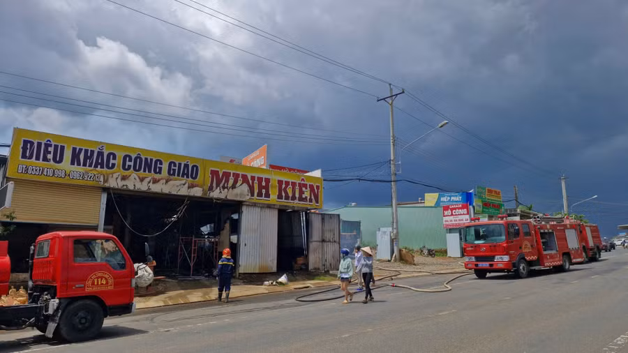 Xe chữa cháy được điều đến hiện trường tham gia chữa cháy