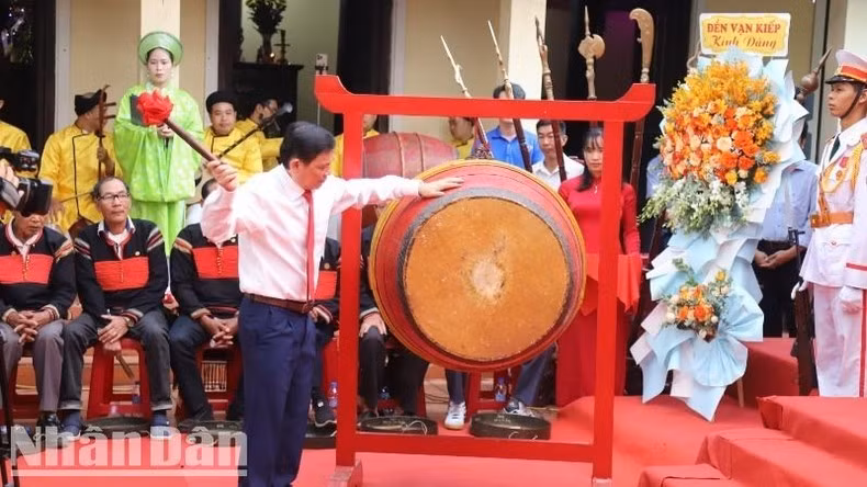 Phó Chủ tịch Thường trực Ủy ban nhân dân tỉnh Đắk Lắk Nguyễn Tuấn Hà đánh trống bắt đầu buổi lễ.