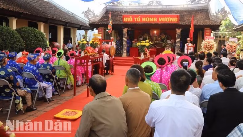 Đông đảo nhân dân các dân tộc tỉnh Đắk Lắk về dự lễ Giỗ Tổ Vua Hùng năm 2025 tại Di tích lịch sử quốc gia Đình Lạc Giao, thành phố Buôn Ma Thuột.