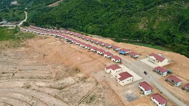 Làng “Nghĩa tình Sơn Hải” nhìn từ trên cao với những mái nhà và hệ thống ruộng bậc thang