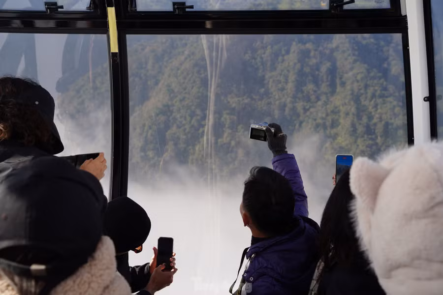Nhiều du khách dùng điện thoại, máy ảnh lưu lại cảnh đẹp tuyệt sắc này.