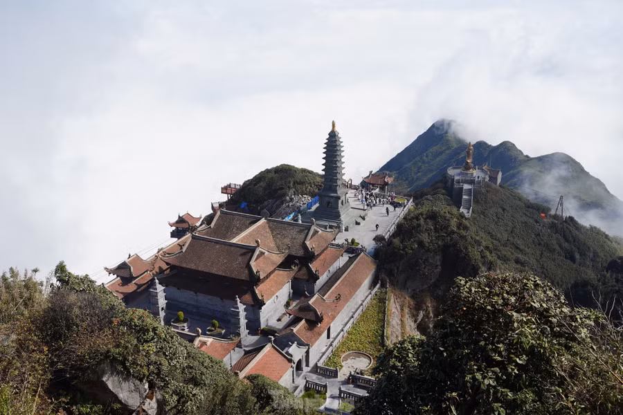 Đỉnh Fansipan còn là điểm đến linh thiêng với nhiều khu chùa để du khách đến vãn cảnh, cầu an.