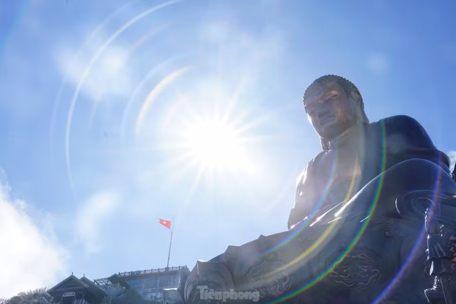 Fansipan là ngọn núi cao nhất Việt Nam được mệnh danh là “nóc nhà Đông Dương” . Với độ cao 3.143 m so với mực nước biển. Vào dịp đầu năm, du khách lên đỉnh Fansipan chiêm ngưỡng, thỉnh hương tại địa điểm tâm linh trên đỉnh thiêng của Tổ quốc.