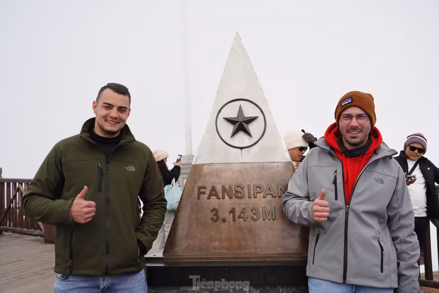 Du khách nước ngoài "check-in" trên đỉnh Fansipan.