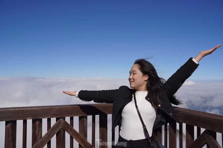 Nhiều du khách thích thú đến chiêm ngưỡng biển mây trên đỉnh Fansipan.