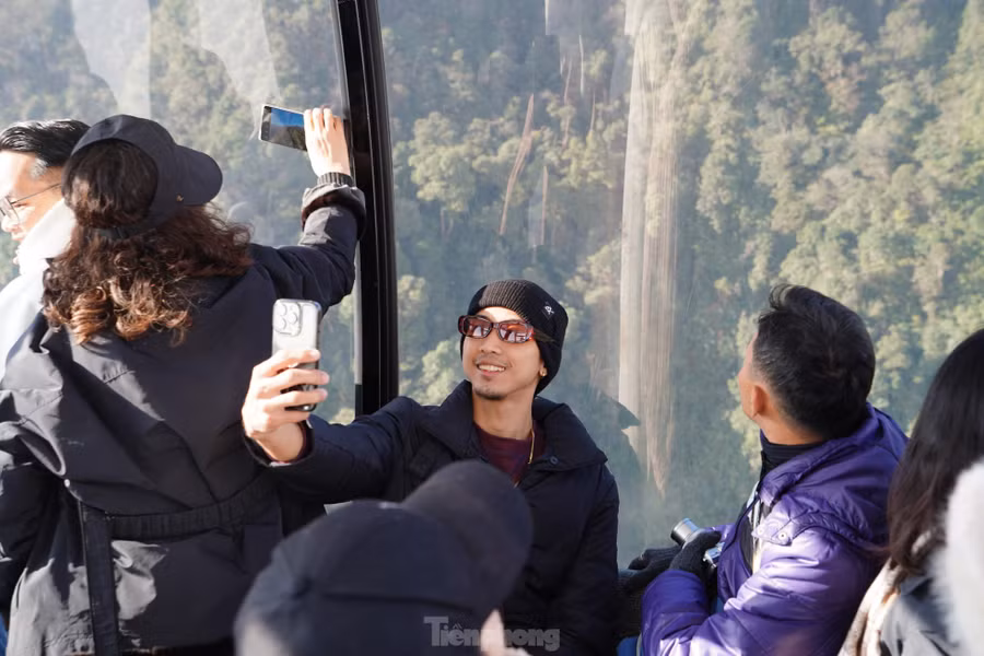 Những ngày này, rất đông du khách đến tham quan, khám phá đỉnh Fansipan (huyện Tam Đường, tỉnh Lai Châu và thị xã Sa Pa, tỉnh Lào Cai). Trên cáp treo, du khách được chiêm ngưỡng cảnh núi non hùng vĩ.