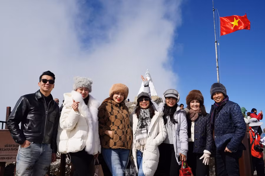 Siêu mẫu Thúy Hằng cùng bạn bè, người thân tham quan tại đỉnh Fansipan. Thúy Hằng chia sẻ: "Dịp đầu năm mới, tôi cùng người thân tranh thủ lên đây tham quan, ngắm cảnh. Dù đã đến đây nhiều lần, nhưng không khí và cảnh sắc tuyệt đẹp vẫn khiến tôi muốn quay lại mãi".