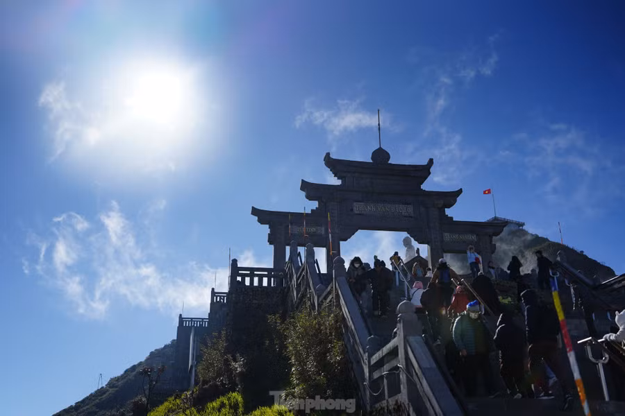 Du khách đi lên trên đỉnh Fansipan, qua cổng Thanh Vân Đắc Lộ.