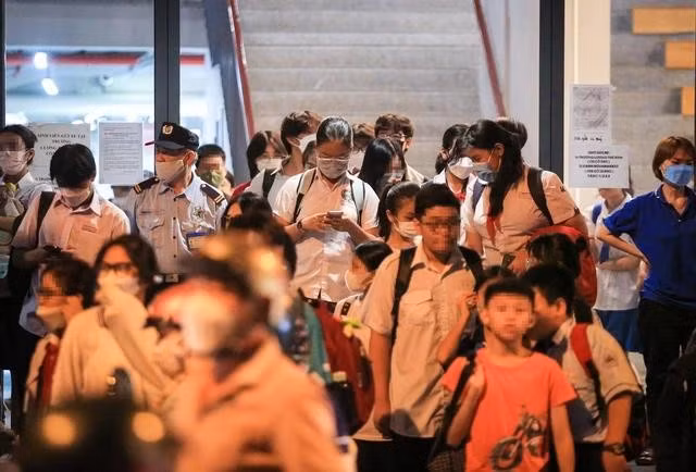 Học sinh tan học ở một trung tâm văn hóa ngoài giờ. Từ ngày 14.2, sẽ chính thức áp dụng quy định mới về dạy thêm, học thêm