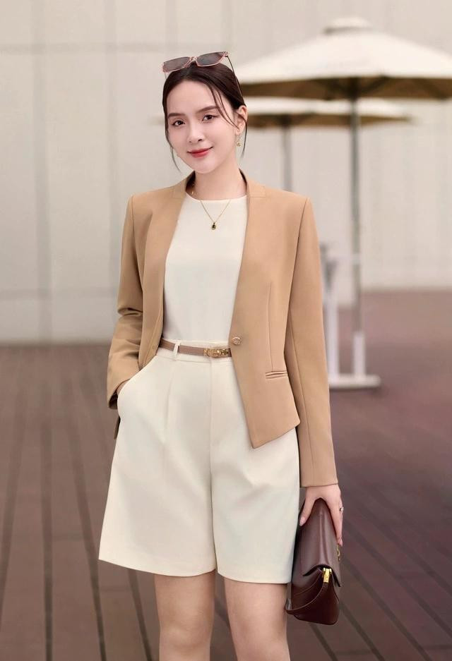 Set đồ mang tinh thần tối giản nhưng không đơn điệu, sự hòa quyện giữa phong thái chuyên nghiệp và vẻ ngoài thời thượng. Blazer màu nâu trang nhã và quần shorts dáng suông thật thoải mái, vừa đủ chỉn chu để xuất hiện nơi công sở, vừa phóng khoáng cho những buổi gặp gỡ