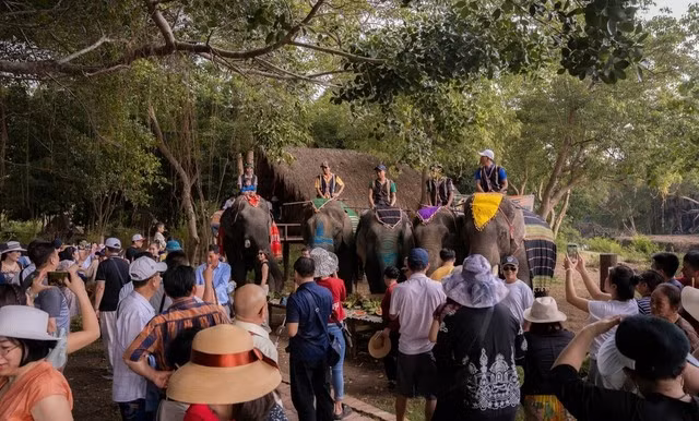 Ngoài khinh khí cầu, du khách sẽ được trải nghiệm nhiều hoạt động văn hóa